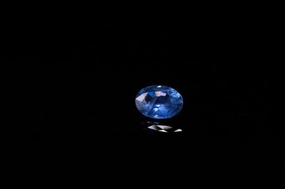 Oval blue sapphire on paper.
Weight : 0.43...