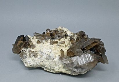 null Quartz fumé : cristaux prismatiques (jusqu'à 7 cm) sur quartz massif ( 1986)
Glacier...