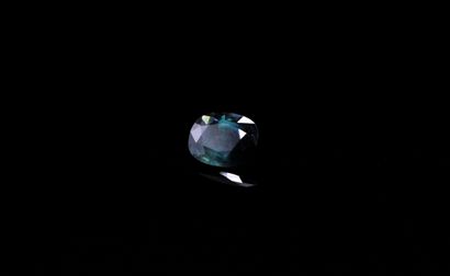 null Saphir coussin sur papier. 
Color zoning. 
Poids : 1.70 ct. 

Dimensions : 9mm...