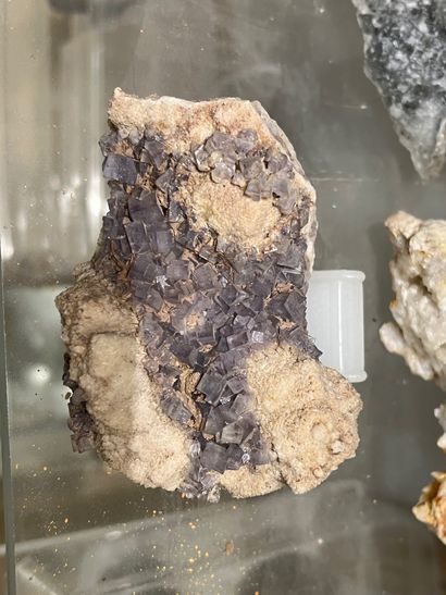 null Fluorite : petits cubes mauves (5 mm) sur dolomite 
Dimensions : 10 cm.