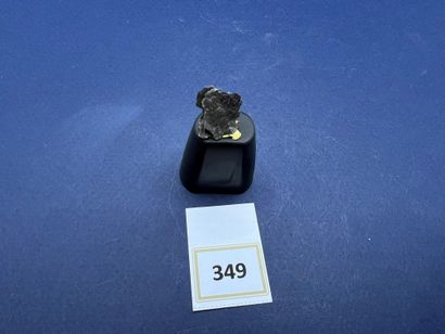 null Petite météorite massive ferreuse brun foncé (1940) étiquetée "Bretagne" 
Dimensions...
