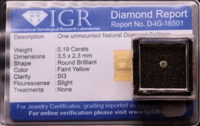null Diamant jaune pâle rond sous scellée. 
Accompagné d'un certificat IGR attestant...