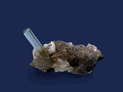 null Aigue Marine : magnifique cristal gemme terminé (25 x 4 mm), bleuté associé...