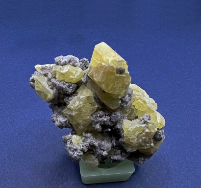 null Soufre natif : cristaux sur dolomite et galène 
Sicile (G. Couturier)