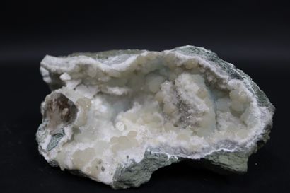 null Prehnite : géode avec cristaux mamelonnés (5 mm), traces d'okenite 
Inde (M....