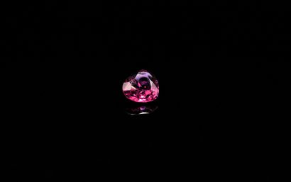 null Garnet rhodolite pink supported pear on paper. 
Weight : 1.50 cts. 

Dimensions...