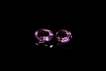 null Matching oval amethysts on paper.

Total weight : 9.46 cts. 

Average size :...