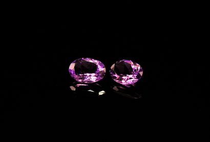 null Matching oval amethysts on paper.

Total weight : 9.46 cts. 

Average size :...