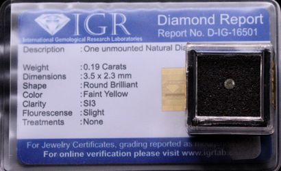 null Diamant jaune pâle rond sous scellée. 
Accompagné d'un certificat IGR attestant...