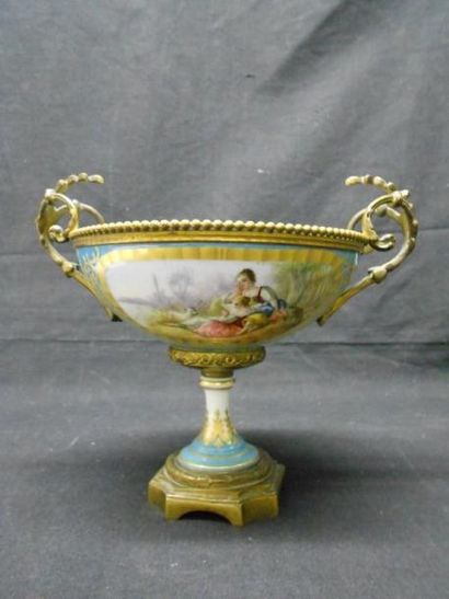 Sèvres (genre de) Coupe en porcelaine à décor de bergères et de fleurs sur fond bleu...