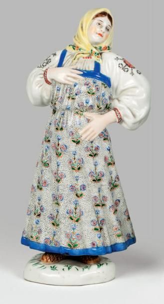Russie Statuette en porcelaine polychrome représentant une jeune paysanne. Datée...