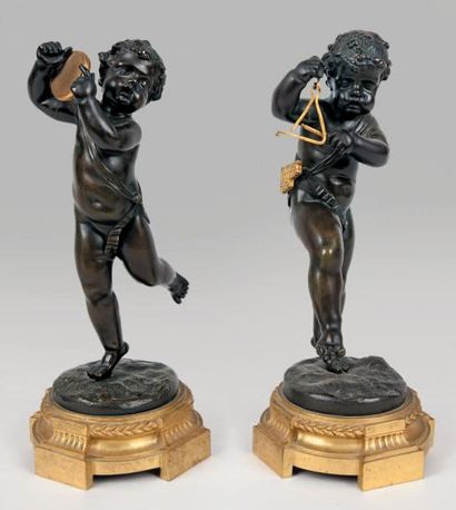 null Paire de putti musiciens en bronze à patine brune reposant sur un socle de bronze...