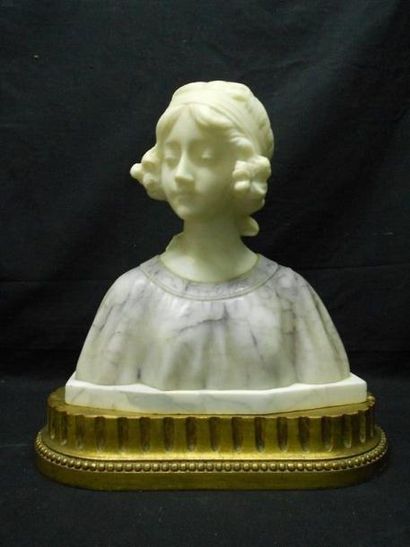 Van VAERENBERGH Georges (1873-1927) Buste de jeune femme Au visage d'albatre vetue...