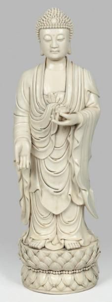 null Important sujet en porcelaine blanc de chine représentant le Bouddha debout...