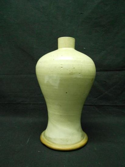 null Vase Meiping à base évasée, porcelaine et émail céladon. Chine, période Ming....
