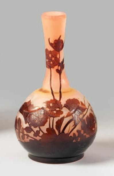 GALLÉ Émile (1846 -1904) Vase soliflore à base sphérique. Épreuve de tirage industriel...