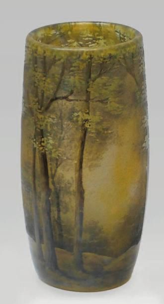 DAUM Vase ovoïde en verre vert nuancé jaune. Décor d'un paysage forestier gravé à...