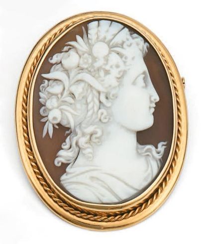 null Broche pendentif camée coquille "profil de femme", la monture en or jaune. XIXe...