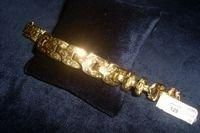 null Bracelet articulé à maillons rectangulaires en or jaune gravé. XIXe siècle....