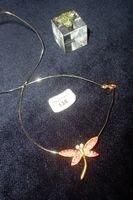 null Lot comprenant: cable tour de cou en or et deux pendentifs (grenouille et libellule)...