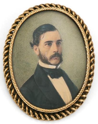 null Broche miniature ovale "portrait de gentilhomme" sur nacre, la monture en or...