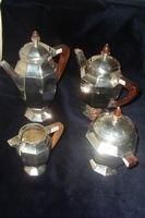 GALLIA Service à thé et café quatre pièces en métal argenté comprenant une théière,...