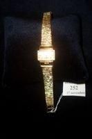 JAEGER LECOULTRE Montre de dame rectangulaire en travers en or jaune 18 K (750/1000e)....