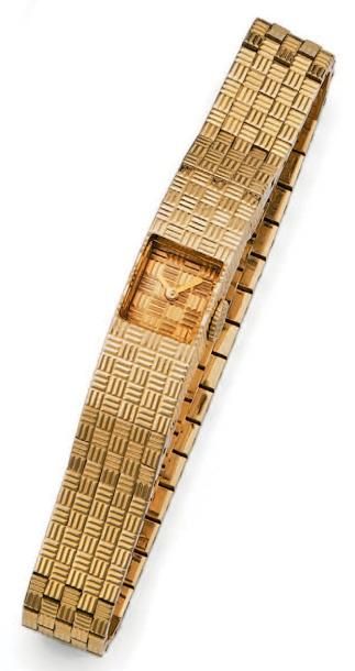 BOUCHERON années 70 Montre bracelet de dame, rectangulaire, en or jaune 18 K (750/1000e)....