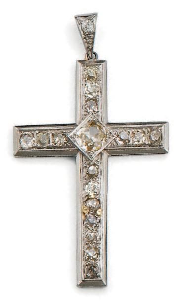 Croix pendentif en platine, sertie de diamants...
