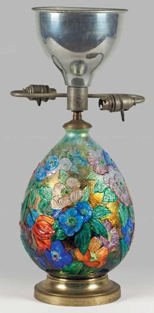 FAURE Camille (1874 -1956) Grande lampe de forme ovoïde en cuivre à décor de fleurs...
