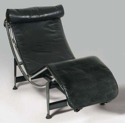 TRAVAIL ITALIEN Chaise longue s'inspirant du modèle "LC4" à couverture et appui tête...