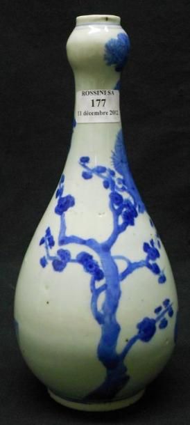 Vase bouteille en porcelaine bleu-blanc à...