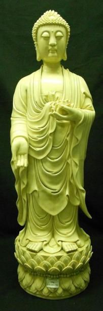 null Important sujet en porcelaine blanc de chine représentant le Bouddha debout...