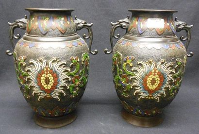 null Paire de vases balustres en bronze et émaux champlevés, la panse ornée de fleurs...