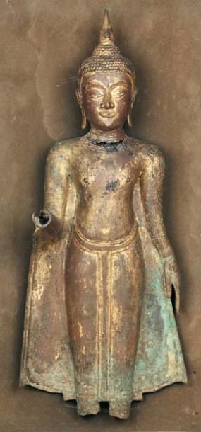 null Bouddha en bronze anciennement laqué et doré représenté debout, dans le geste...