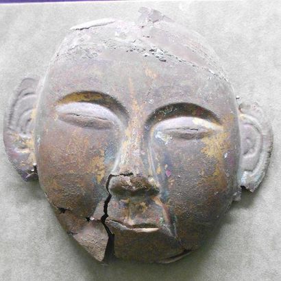null Masque funéraire en tôle de bronze avec traces de dorure. Chine, dynastie Liao,...