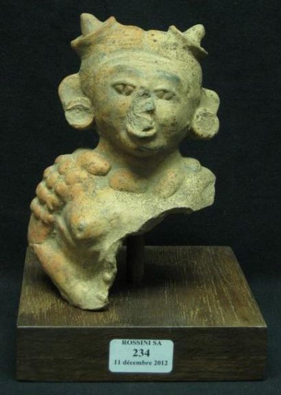 Guatemala Tête de divinité, sculpture en terre cuite. Haut.: 19 cm
