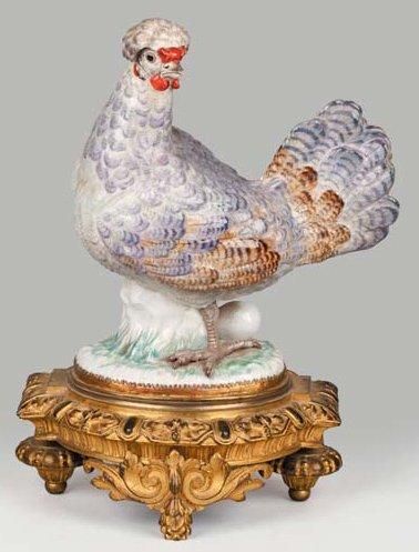 Meissen Statuette représentant une poule sur une terrasse ovale, un oeuf à ses pattes,...