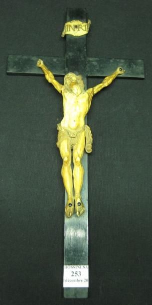 null Christ en ivoire sculpté du XVIIIe siècle. Avec ses bras orientés vers le haut,...