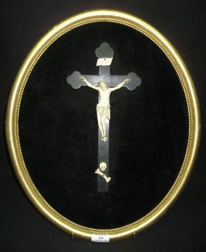 Crucifix en ivoire, dans un encadrement ...