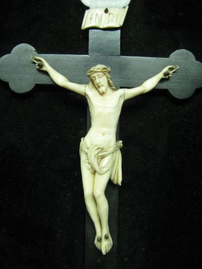 null Crucifix en ivoire, dans un encadrement ovale