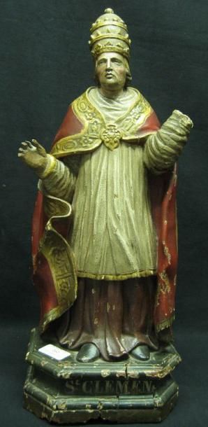 null Saint Clement en bois sculpté du XVIIIe siècle. Il est représenté debout coiffé...
