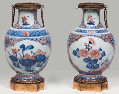 null Paire de vases de forme balustre en porcelaine à émaux bleu et rouge à décor...