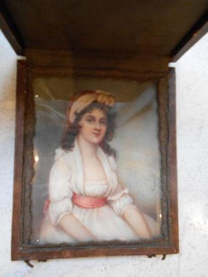 École FRANÇAISE ou ANGLAISE du XIXe siècle Portrait de jeune femme brune assise en...