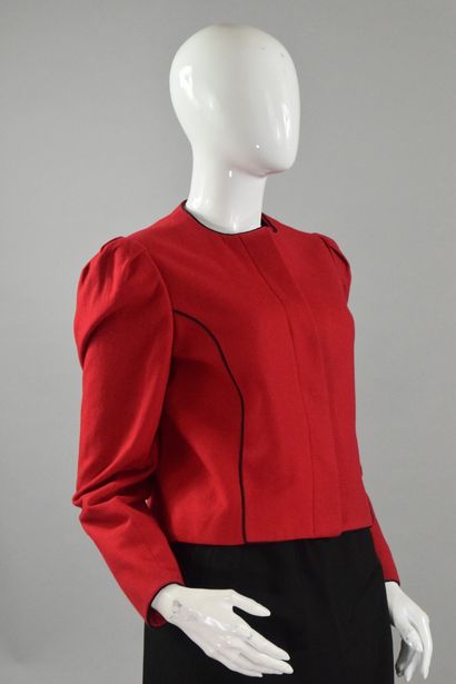 null LANVIN 
Circa fin 1970

Jolie veste courte rouge à fin gallon tressé noir, boutonnage...