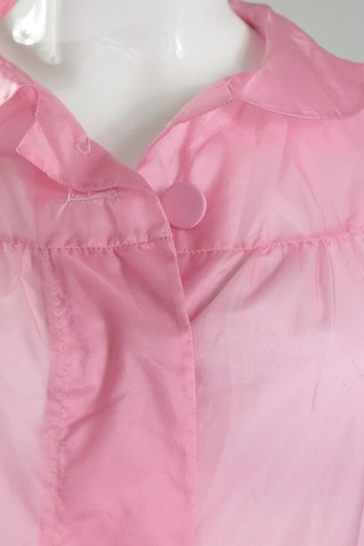 null AGNES B 

Rare blouse longue rose fluide semi-transparente à boutonnage central...
