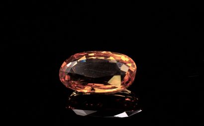 null Oval citrine on paper. 
Weight: 8.32 cts. 

Dimensions: 17.5mm x 10.2mm