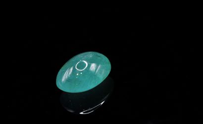 null Large emerald cabochon on paper. 
Beautiful color, probably Zambian.
Weight...