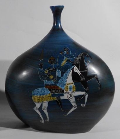 LESPINAS Jean de (XXe siècle) Grand vase bleu à décor de guerriers médiévaux. Terre...