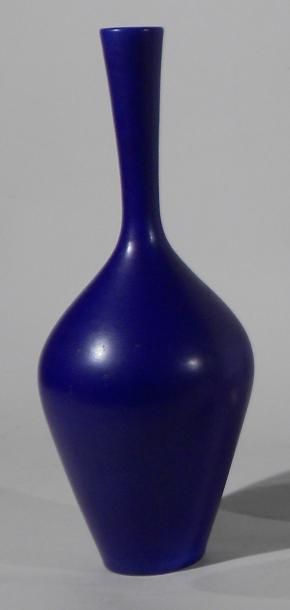 LIGNIER Jacques (Né en 1924) Vase bleu. Terre blanche, signature manuscrite peinte...